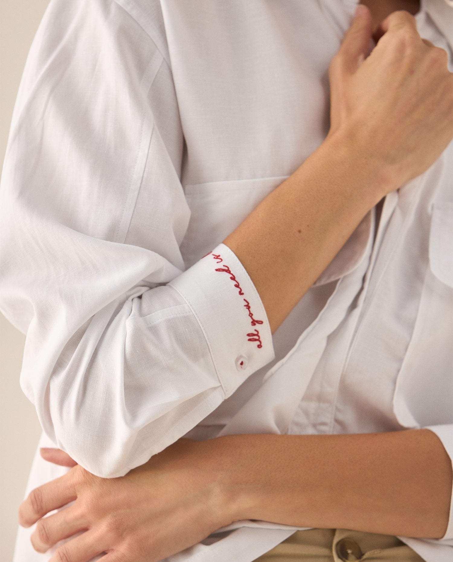 Camisa con detalle bordado en los puños para mujer - Crudo