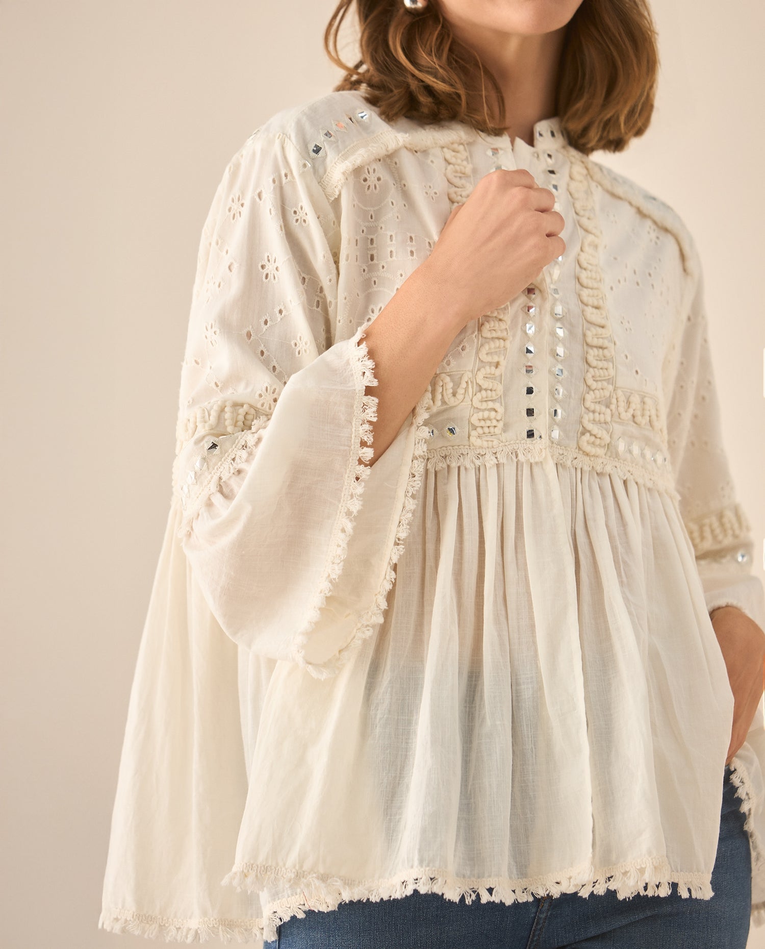 Camisa con apliques de piedras, bordados y desagujados para mujer - Crudo