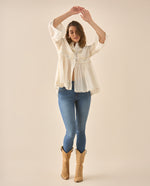 Camisa con apliques de piedras, bordados y desagujados para mujer - Crudo
