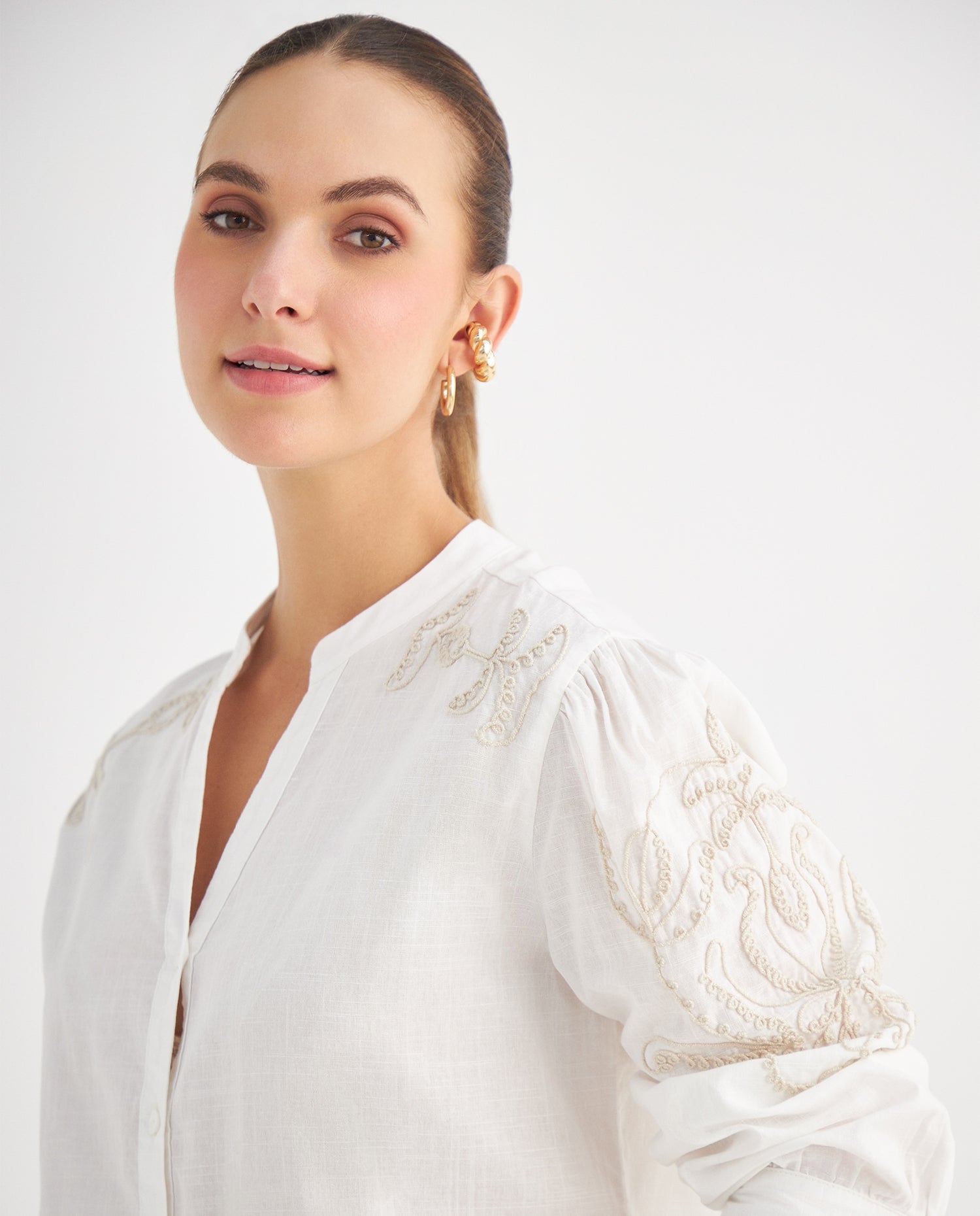 Camisa con bordados decorativos para mujer - Crudo