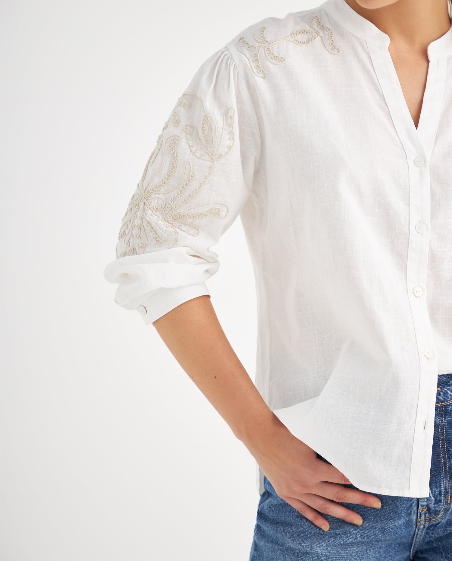 Camisa con bordados decorativos para mujer - Crudo