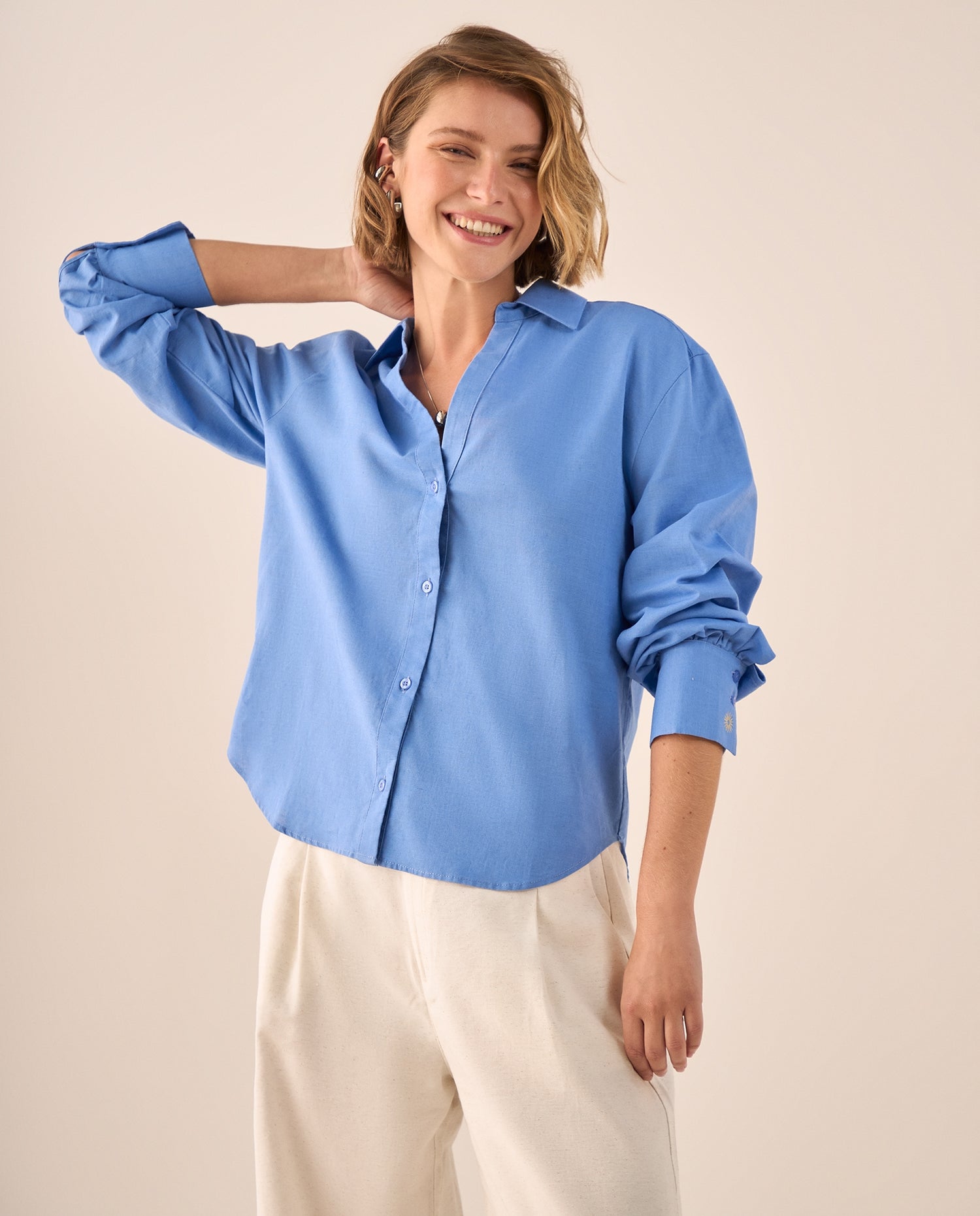 Camisa Azul con Bordados Dorados en Puños - Azul
