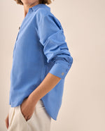 Camisa Azul con Bordados Dorados en Puños - Azul