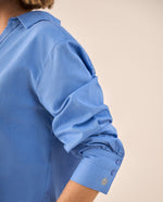 Camisa Azul con Bordados Dorados en Puños - Azul