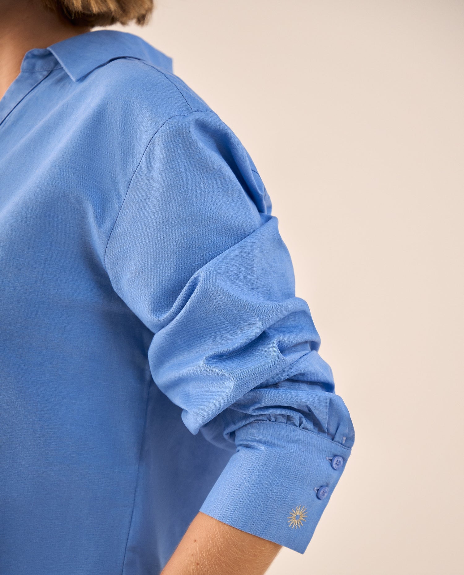 Camisa Azul con Bordados Dorados en Puños - Azul