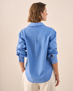 Camisa Azul con Bordados Dorados en Puños - Azul