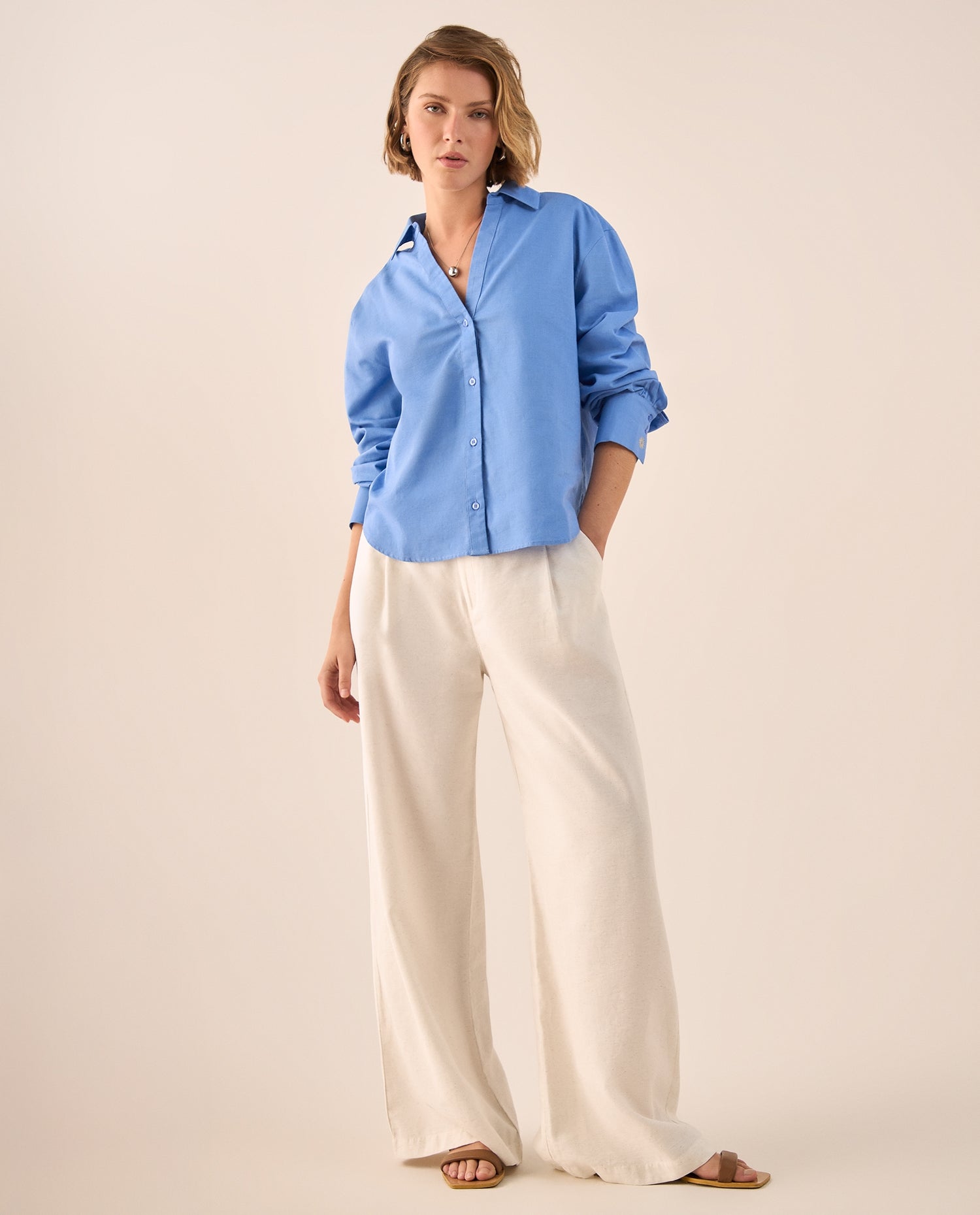 Camisa Azul con Bordados Dorados en Puños - Azul