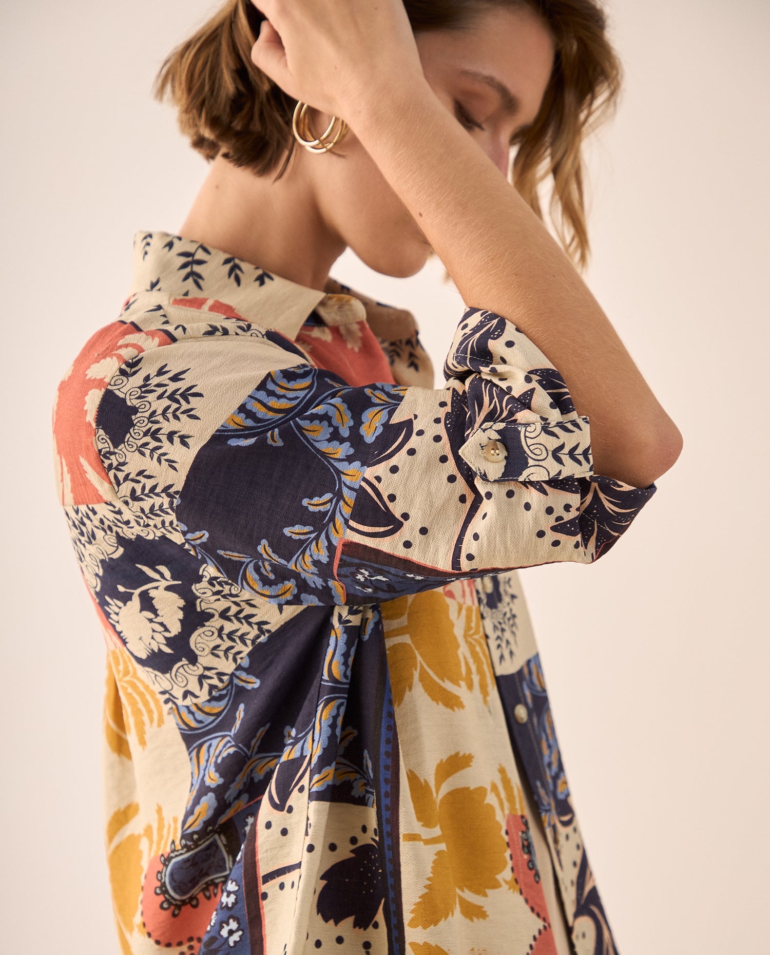 Camisa Patchwork Multicolor con Diseño Artístico - Blanco