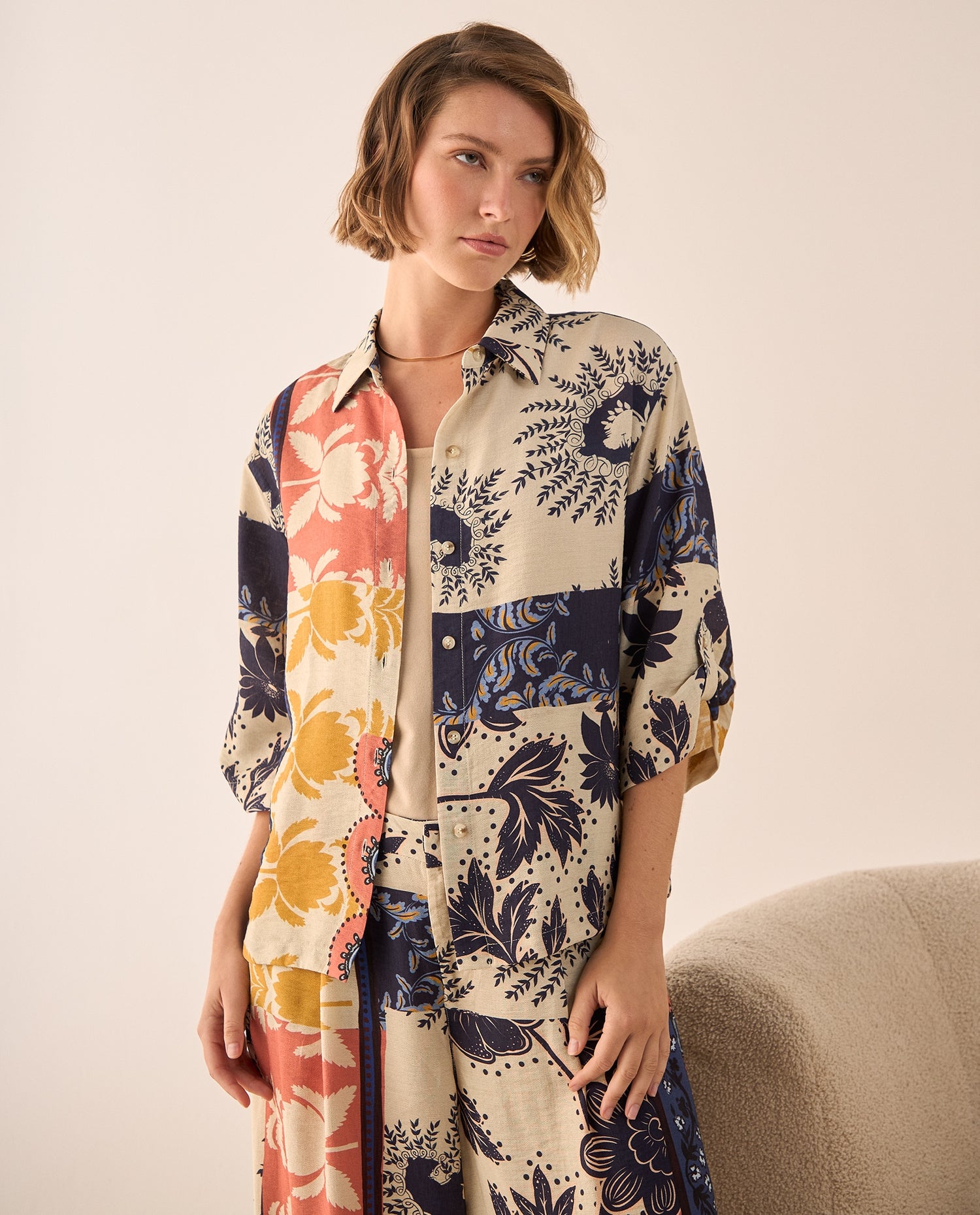 Camisa Patchwork Multicolor con Diseño Artístico - Blanco