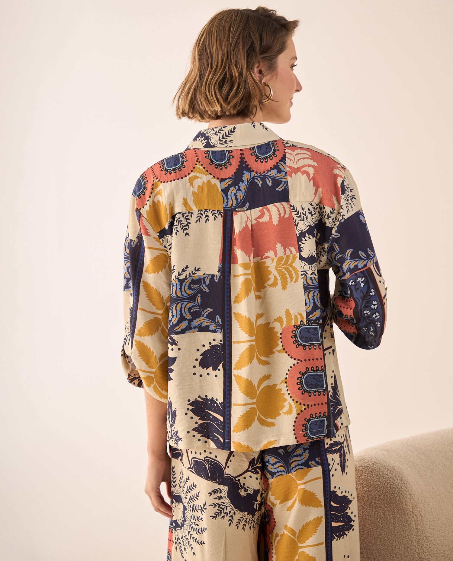 Camisa Patchwork Multicolor con Diseño Artístico - Blanco