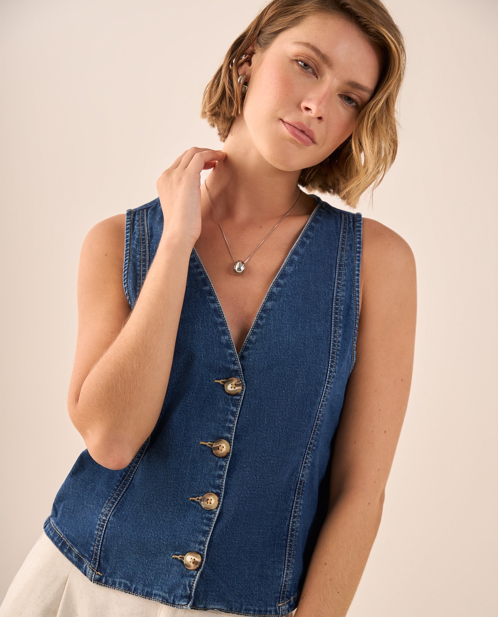 Chaleco Denim con Botones de Madera Natural - Azul 34_619G013_AZU174027_0