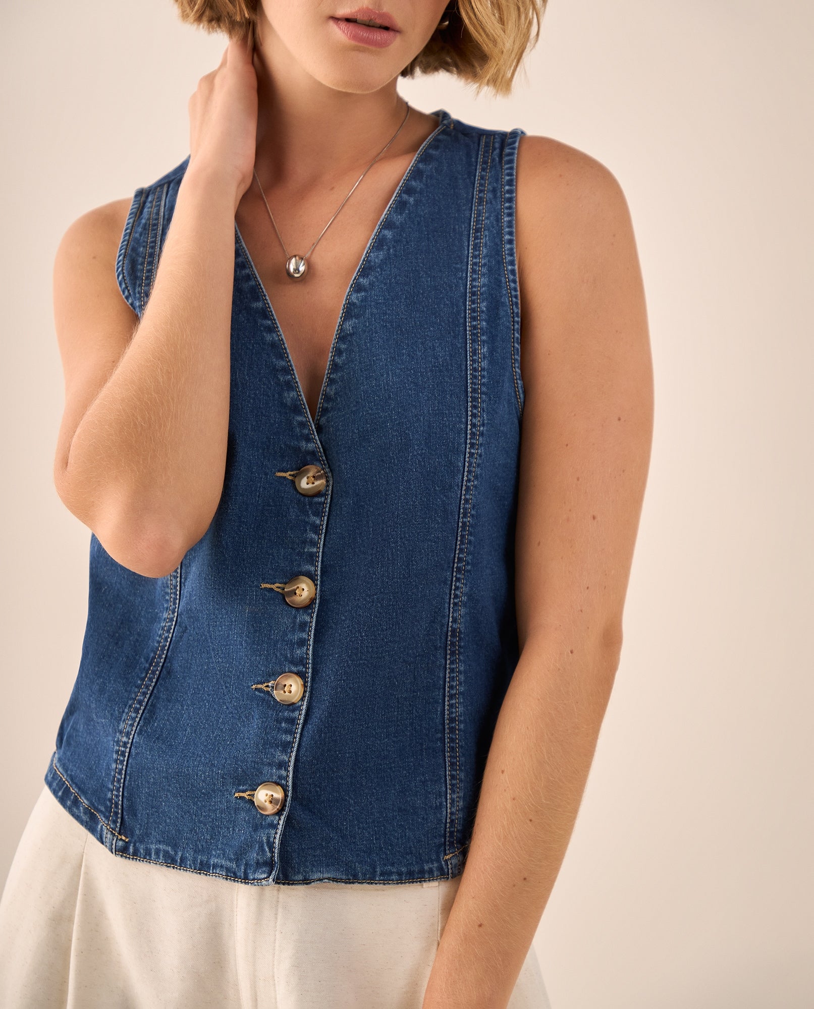 Chaleco Denim con Botones de Madera Natural - Azul 34_619G013_AZU174027_3