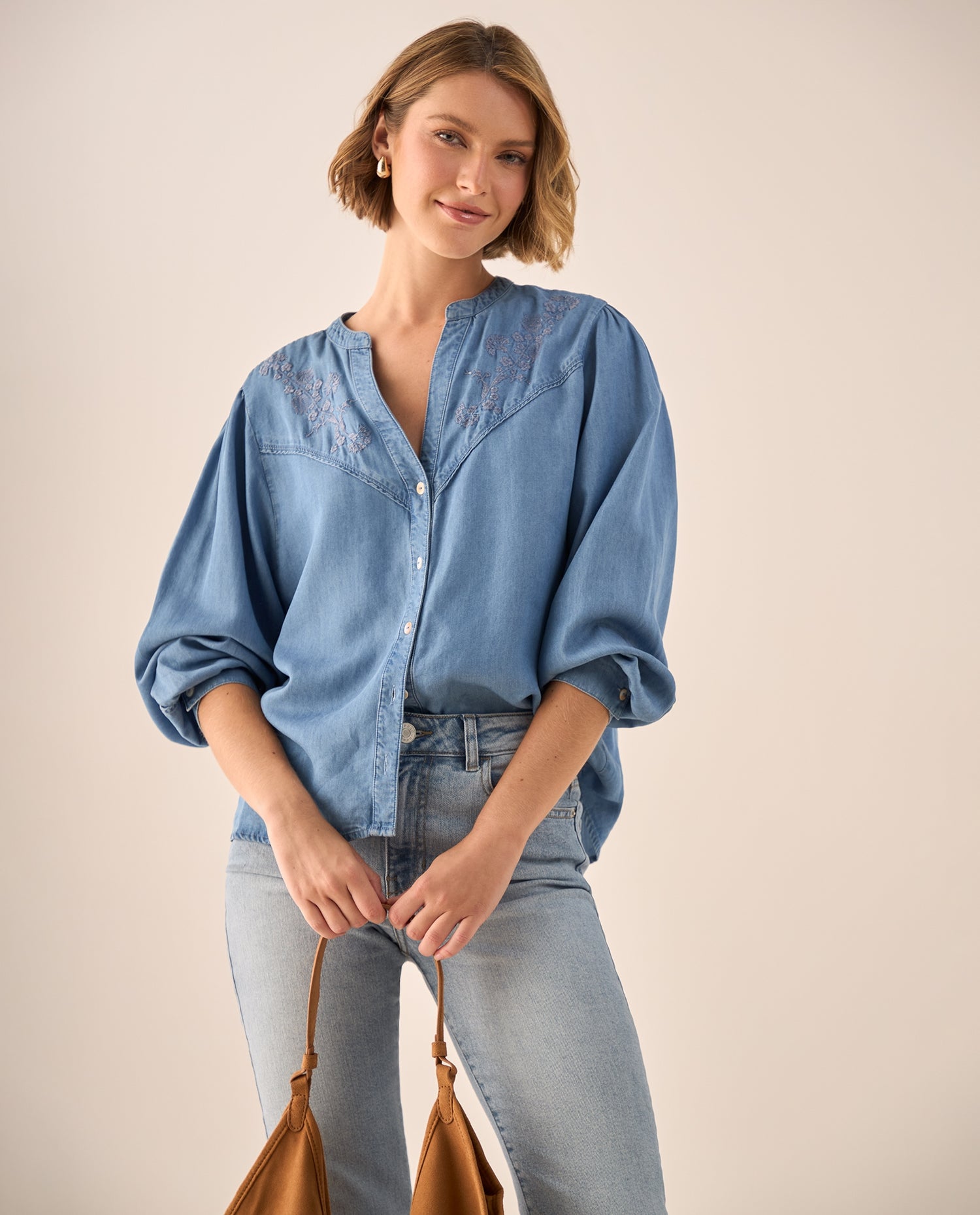 Camisa Azul con Bordados Florales - Azul