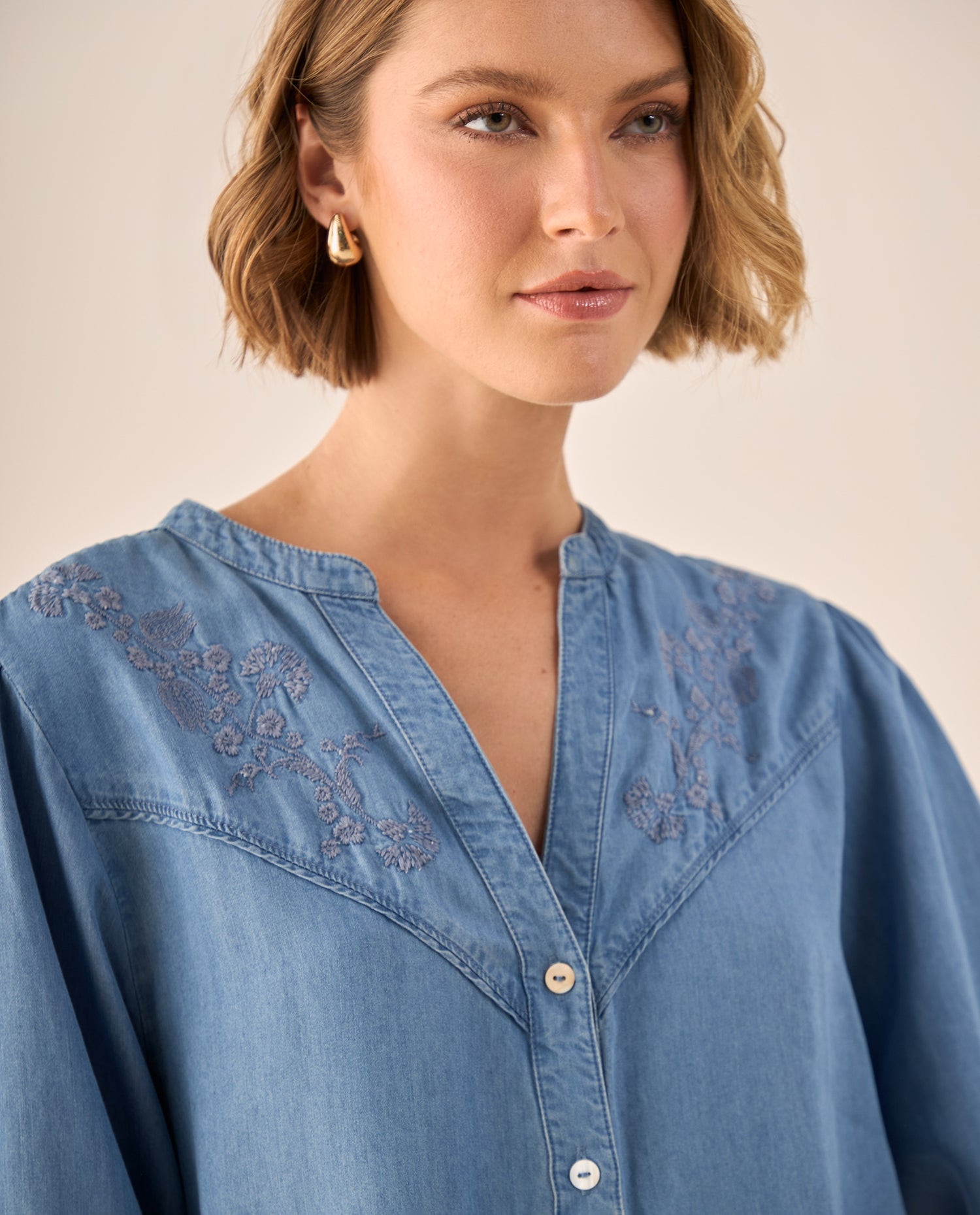 Camisa Azul con Bordados Florales - Azul