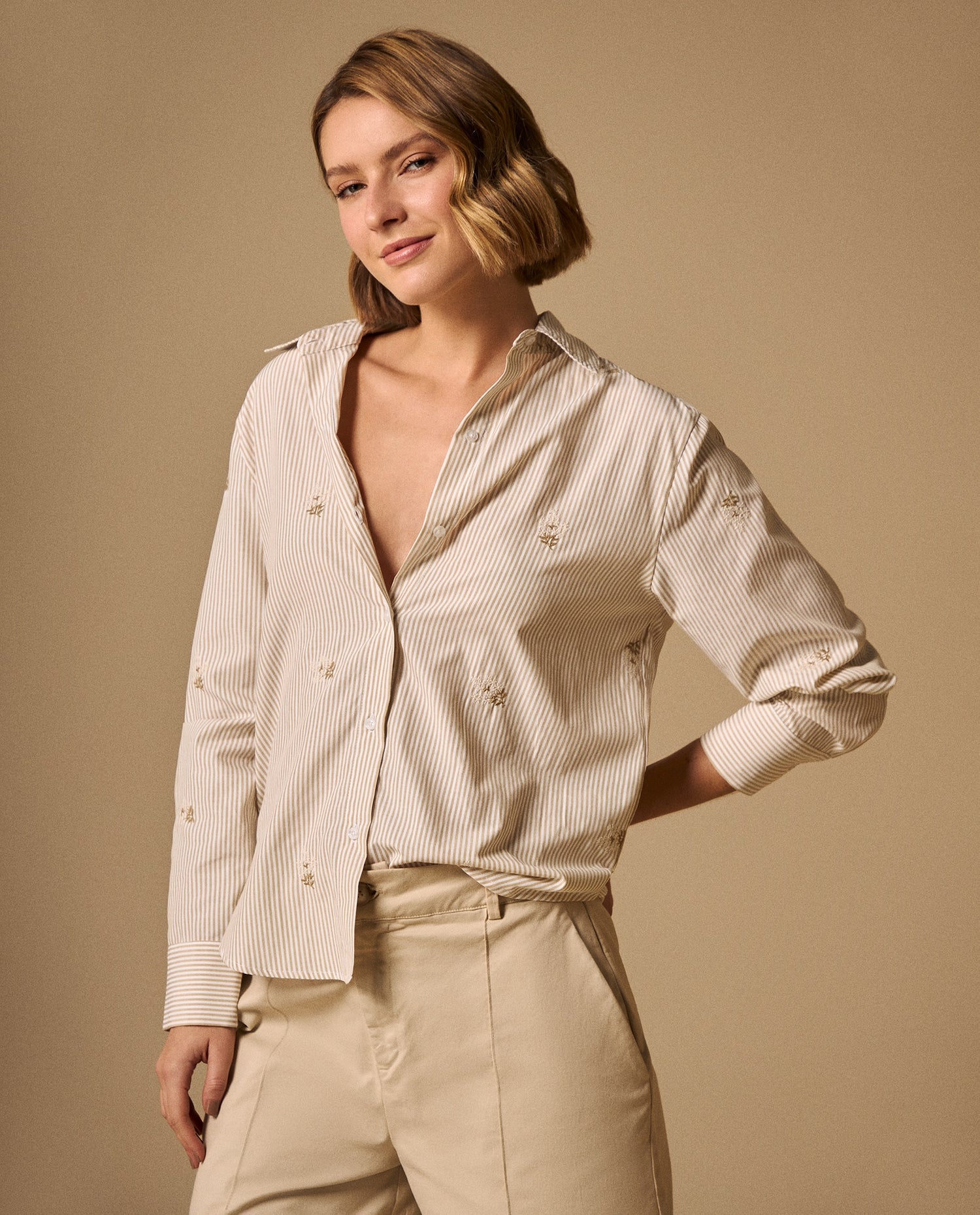 Camisa Rosa con Bordados Dorados - Beige