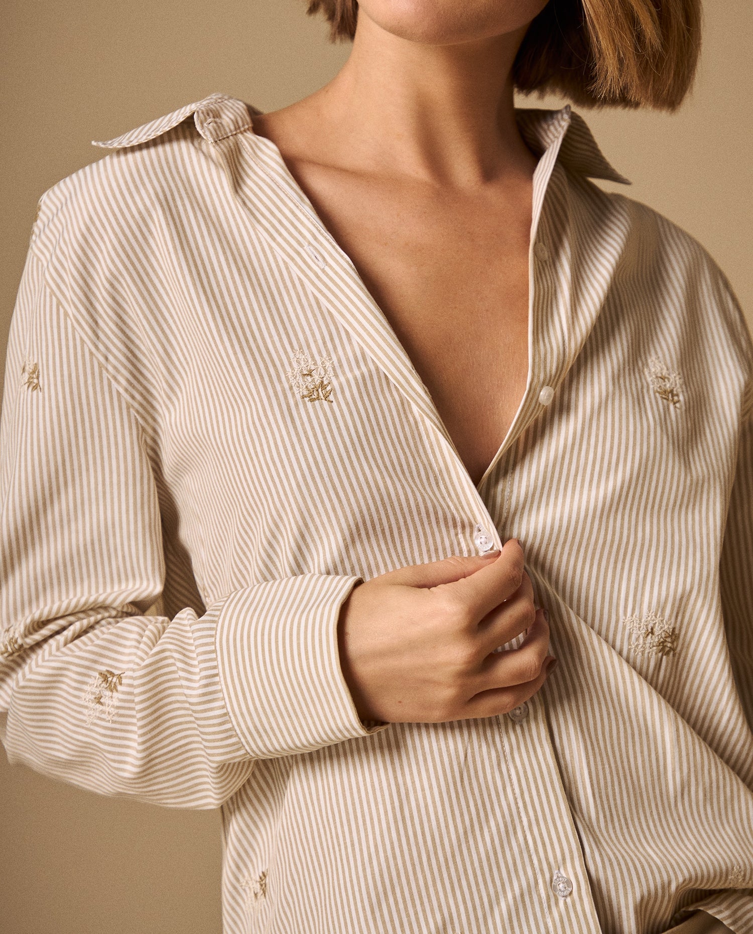 Camisa Rosa con Bordados Dorados - Beige