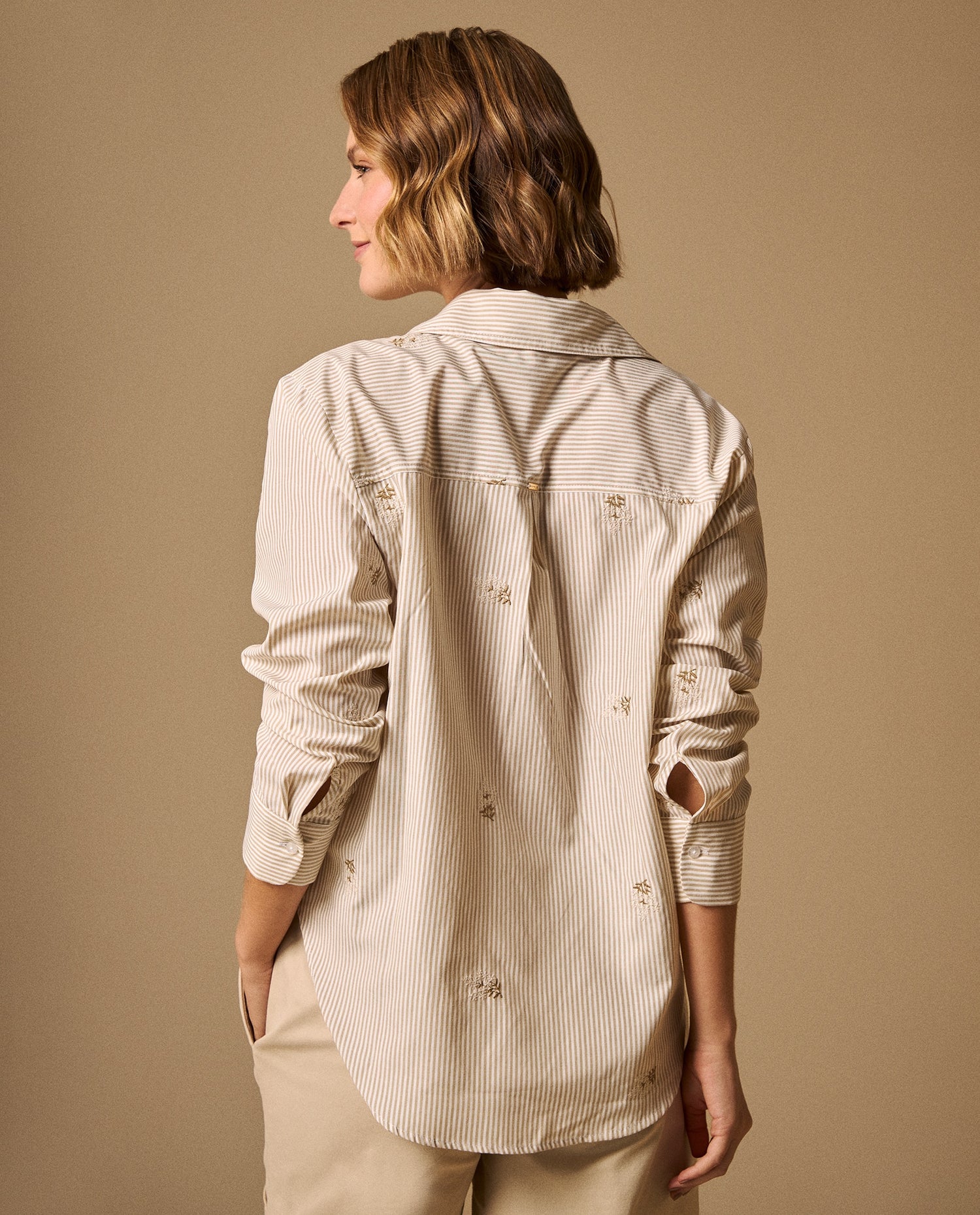 Camisa Rosa con Bordados Dorados - Beige