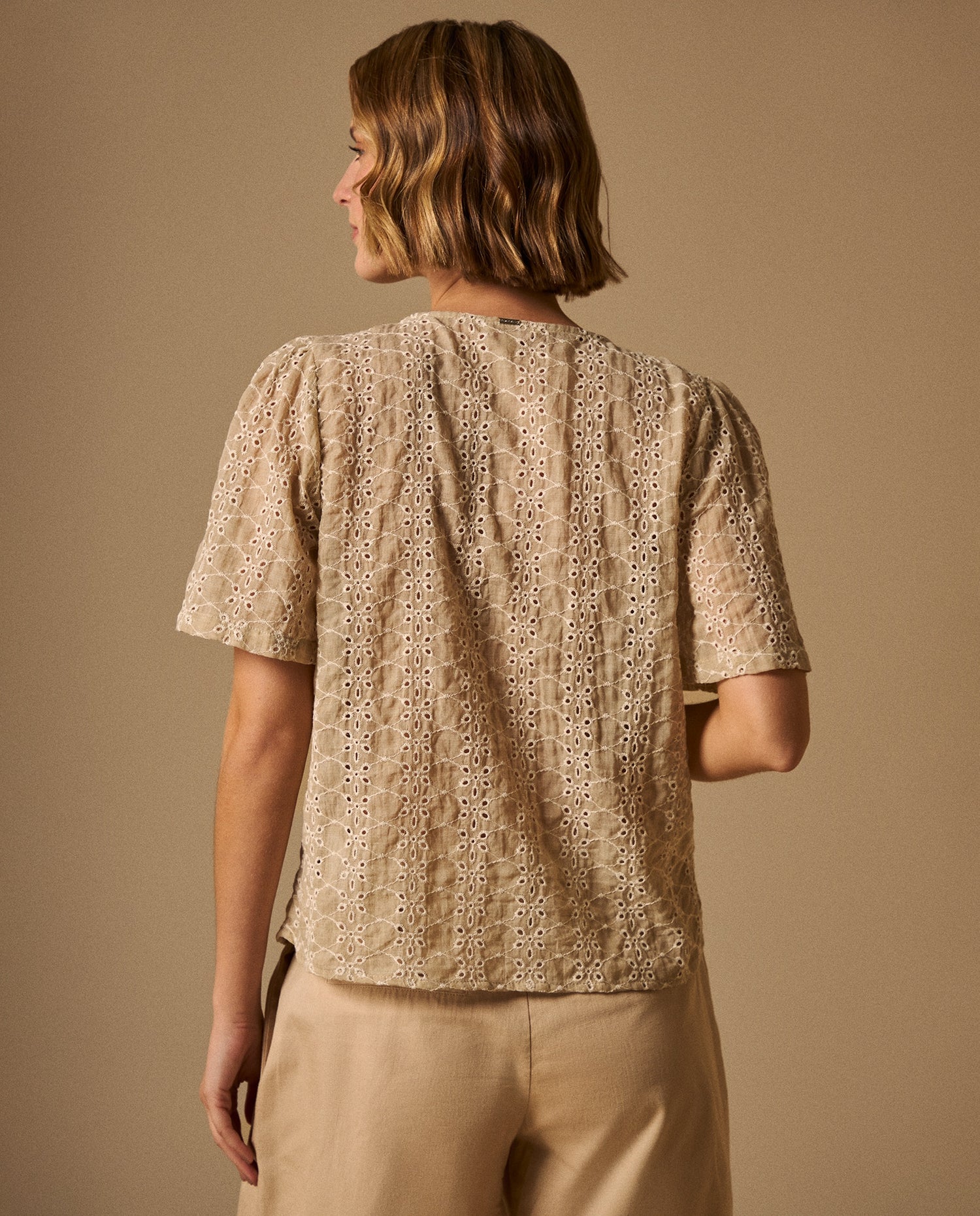 Camisa Bordada con Detalles Artesanales - Beige