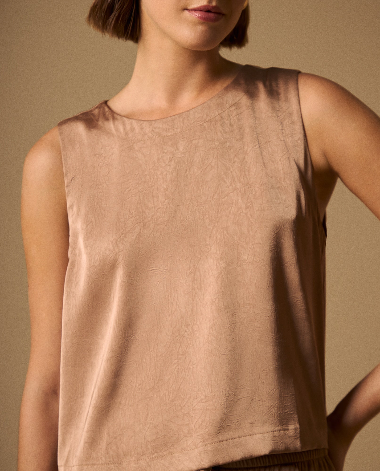 Camisa Sin Mangas con Detalle Posterior - Café 34_619G047_CAF161412_3