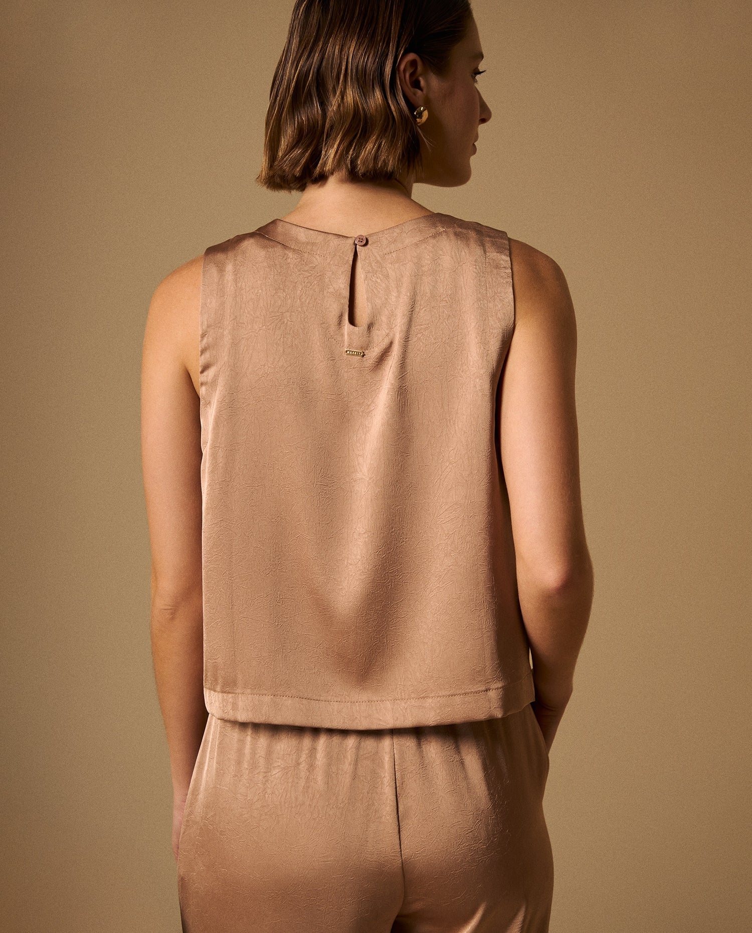 Camisa Sin Mangas con Detalle Posterior - Café