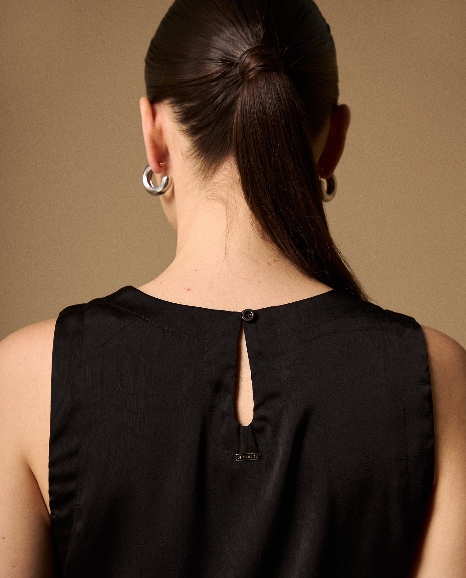 Camisa Sin Mangas con Detalle Posterior - Negro