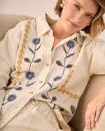 Camisa Beige con Bordados Florales Azules - Beige
