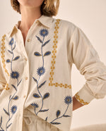 Camisa Beige con Bordados Florales Azules - Beige