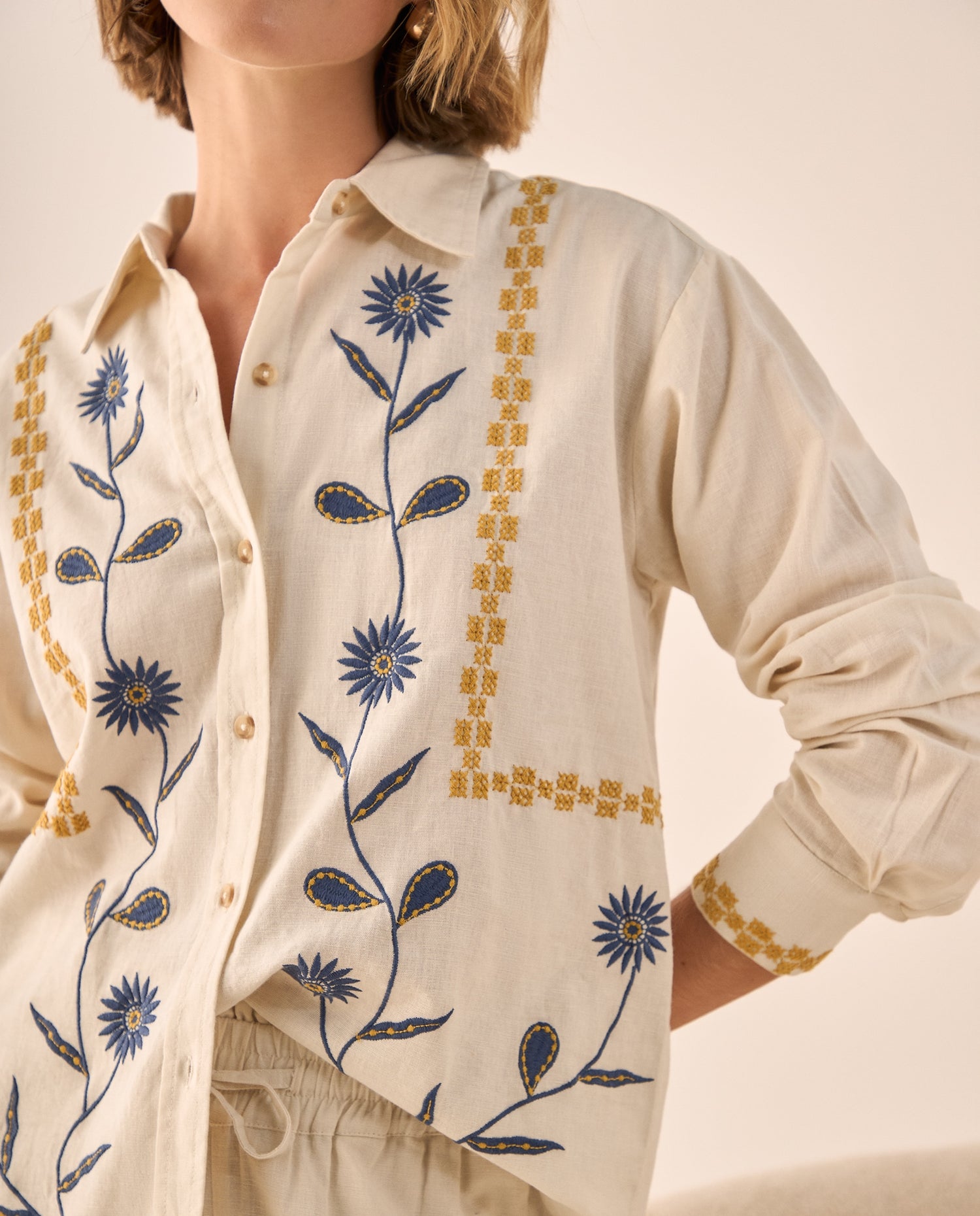 Camisa Beige con Bordados Florales Azules - Beige