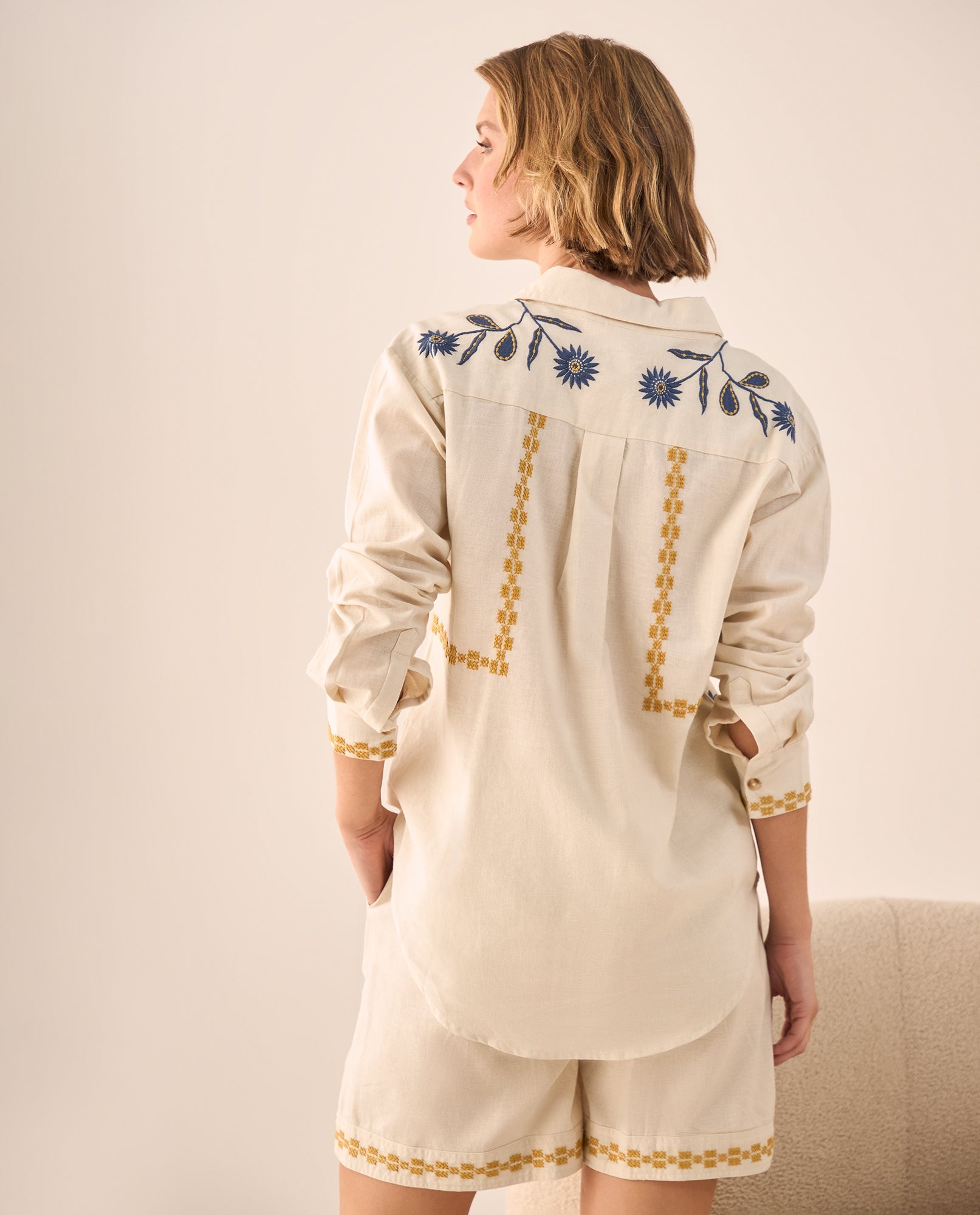 Camisa Beige con Bordados Florales Azules - Beige 34_619G202_BEI130607_5