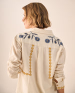 Camisa Beige con Bordados Florales Azules - Beige
