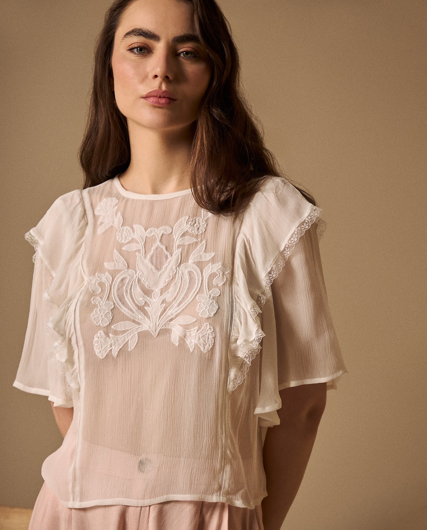 Camisa Crudo con Bordados Florales y Volantes - Crudo
