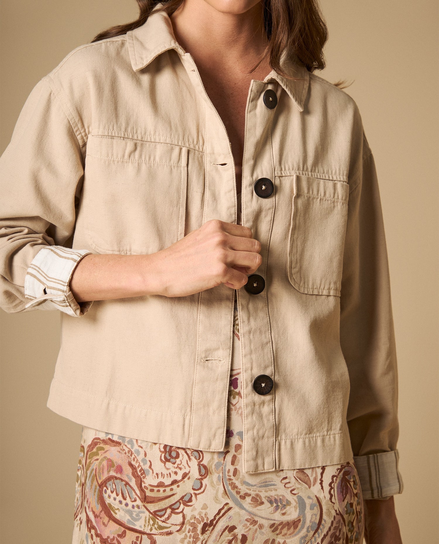 Chaqueta con bolsillos frontales y cierre de botones - Beige