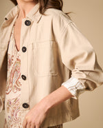 Chaqueta con bolsillos frontales y cierre de botones - Beige