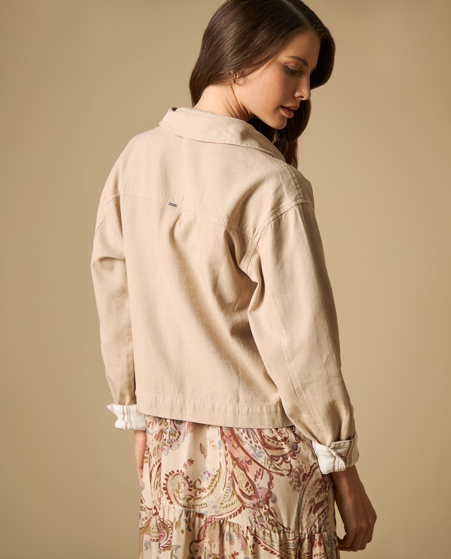 Chaqueta con bolsillos frontales y cierre de botones - Beige