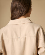 Chaqueta con bolsillos frontales y cierre de botones - Beige