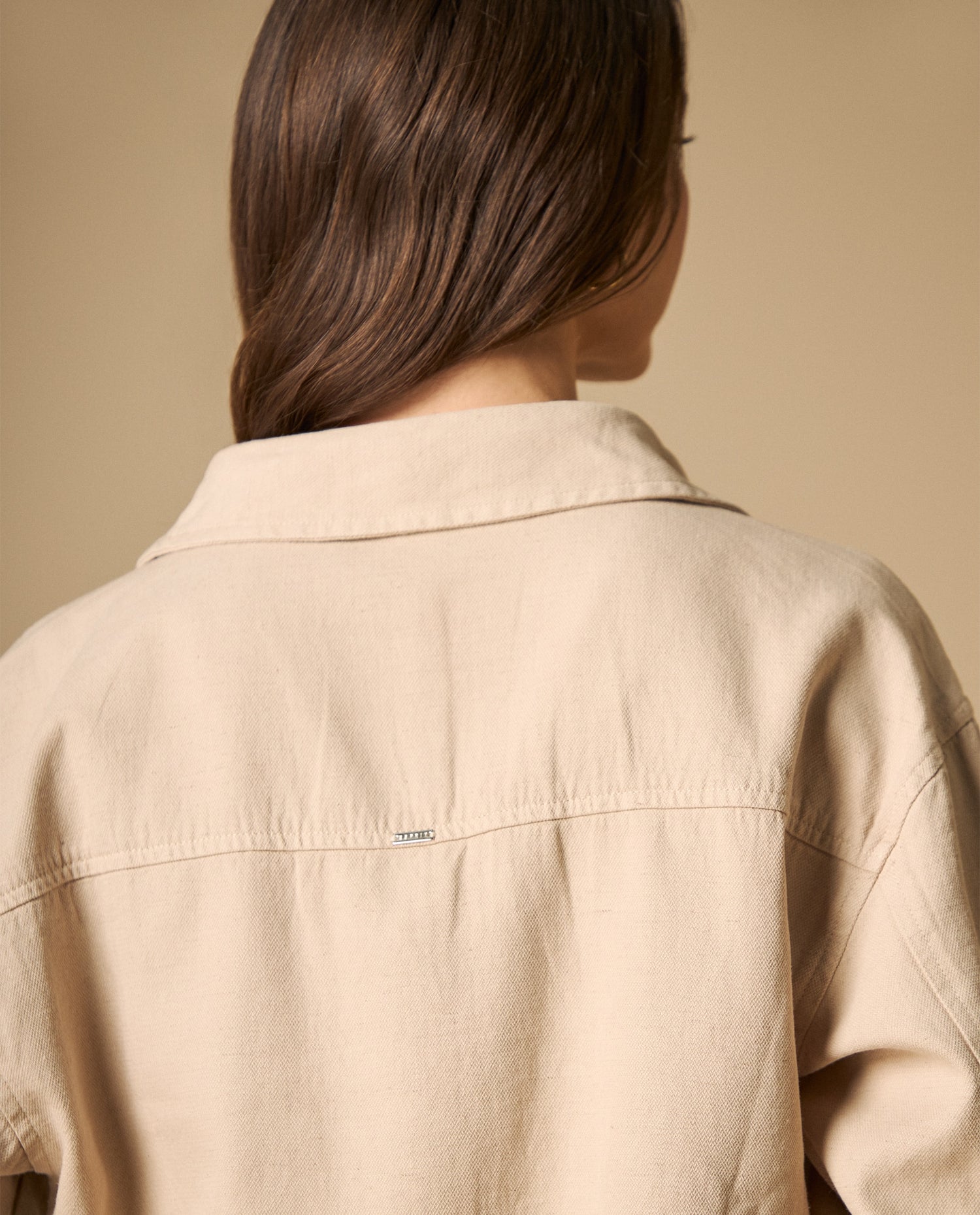 Chaqueta con bolsillos frontales y cierre de botones - Beige