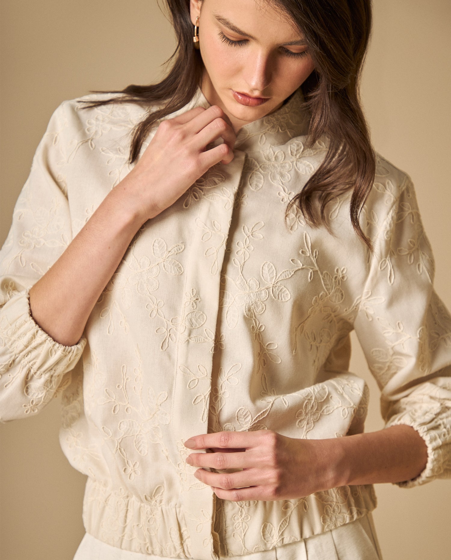 Chaqueta con cuello mao y elástico en cintura - Crudo