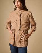 Chaqueta liviana tipo trench con bolsillos utilitarios - Café
