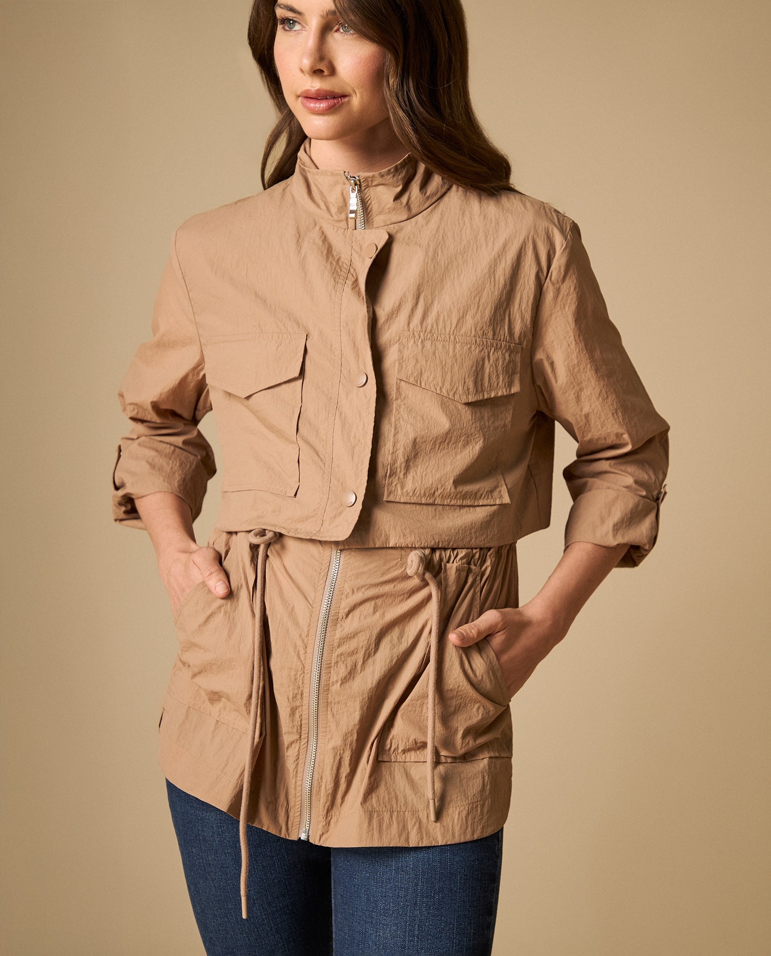 Chaqueta liviana tipo trench con bolsillos utilitarios - Café