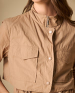 Chaqueta liviana tipo trench con bolsillos utilitarios - Café