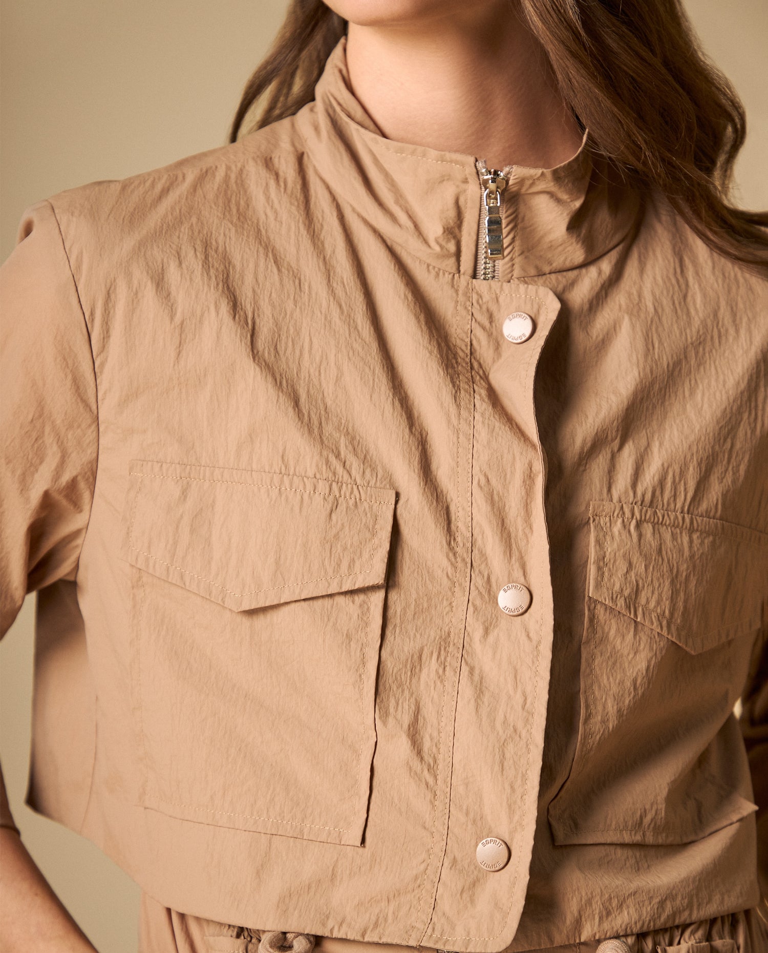 Chaqueta liviana tipo trench con bolsillos utilitarios - Café