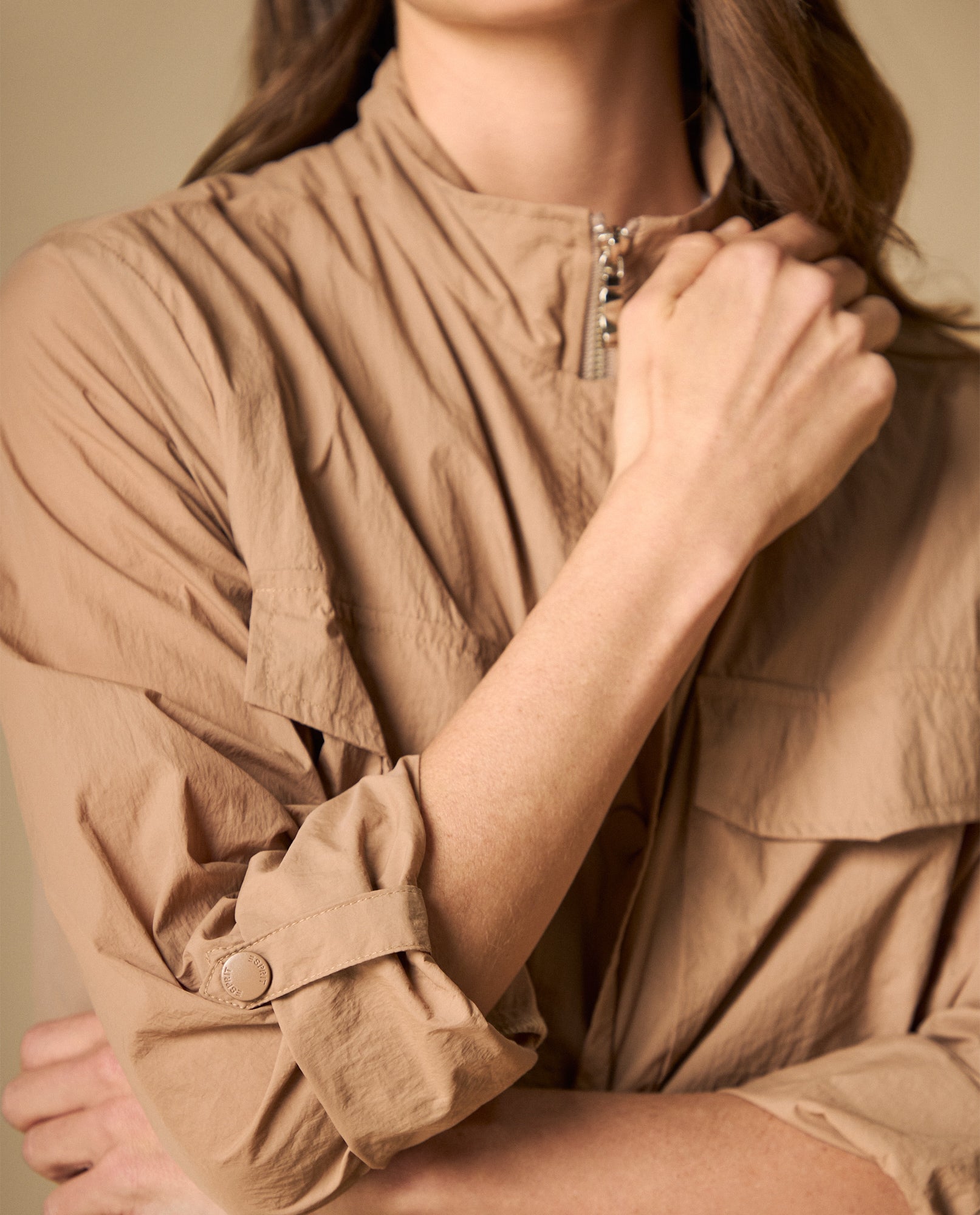 Chaqueta liviana tipo trench con bolsillos utilitarios - Café 34_621H017_CAF171319_5