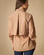 Chaqueta liviana tipo trench con bolsillos utilitarios - Café