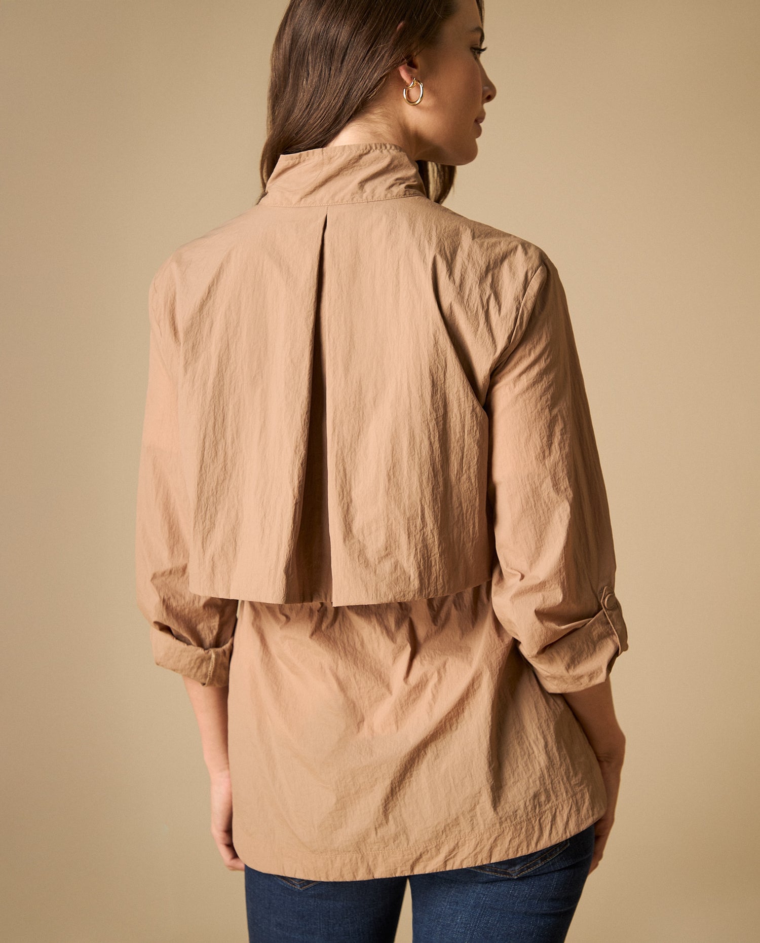 Chaqueta liviana tipo trench con bolsillos utilitarios - Café