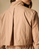 Chaqueta liviana tipo trench con bolsillos utilitarios - Café