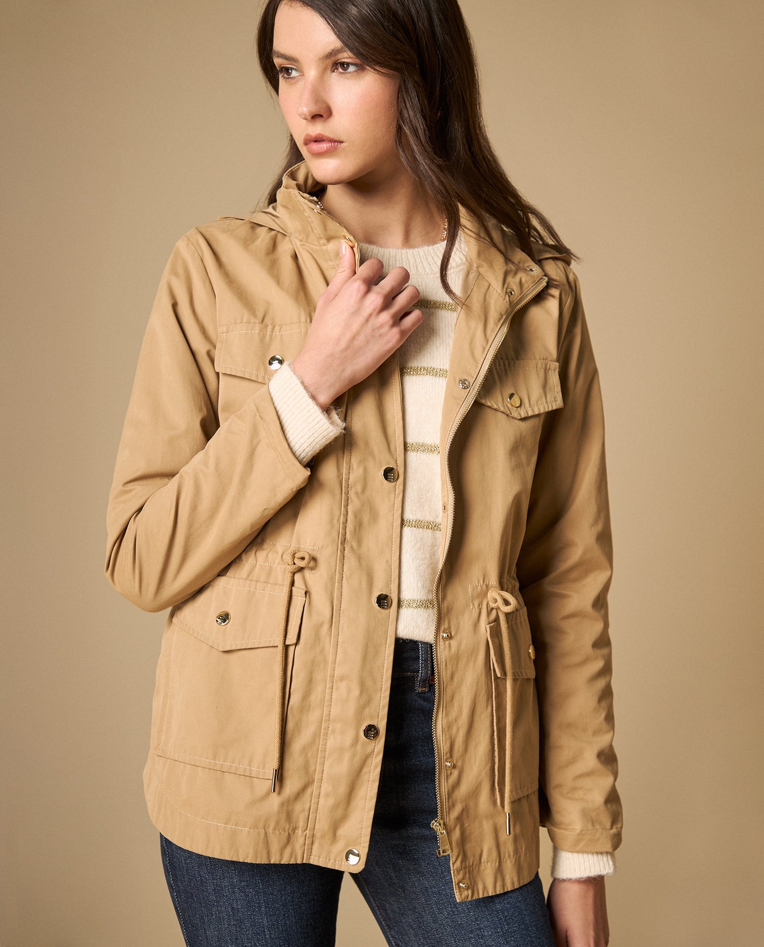 Chaqueta corta estampada con capucha ajustable - Café