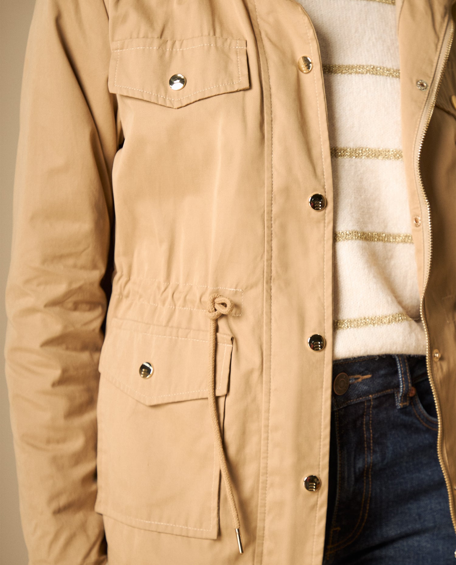 Chaqueta corta estampada con capucha ajustable - Café
