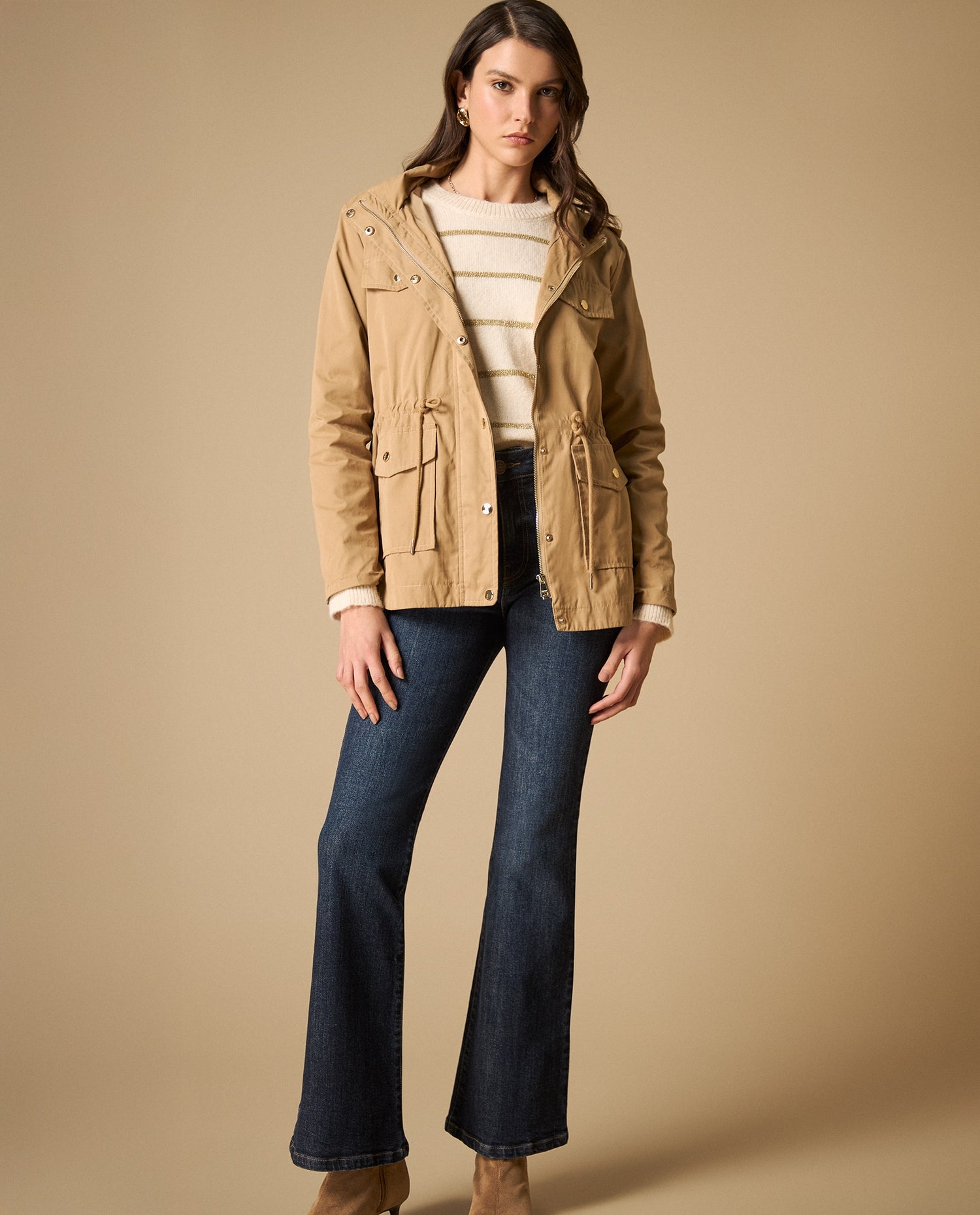 Chaqueta corta estampada con capucha ajustable - Café
