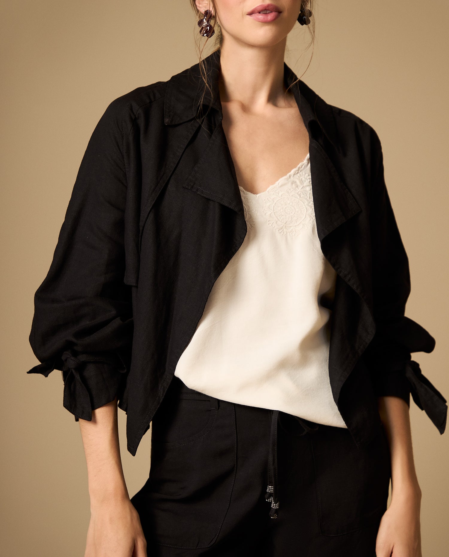 Chaqueta ligera con lazos decorativos en mangas - Negro