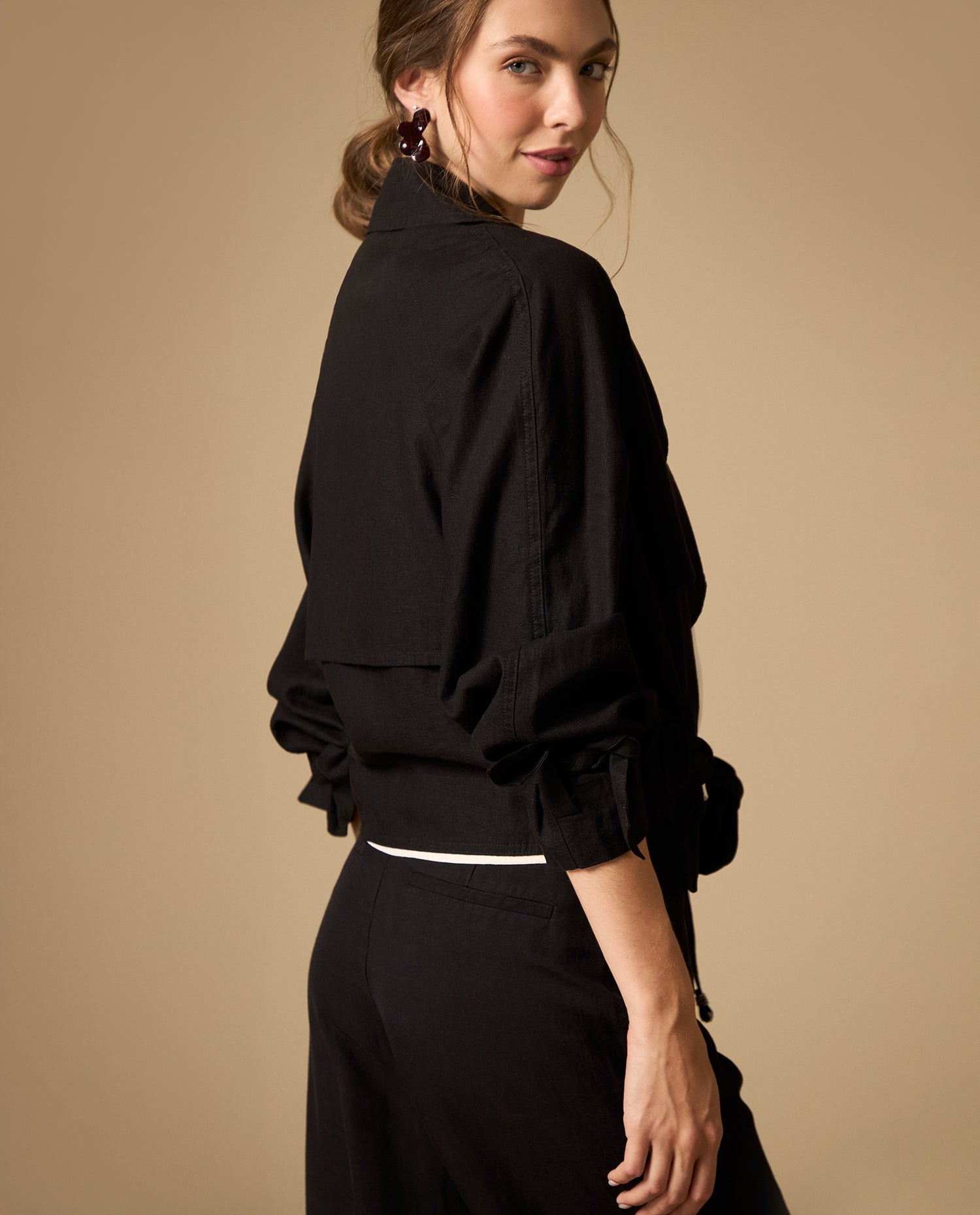 Chaqueta ligera con lazos decorativos en mangas - Negro